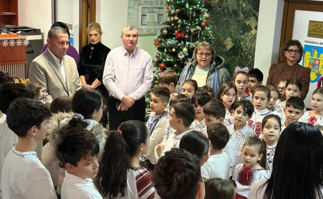 Primăria Bradu a răsunat de glasurile colindătorilor!
