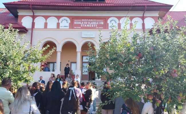 Clipe de bucurie la inceperea noului an școlar în comuna Corbi