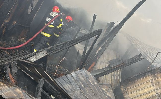 Incendiu la o HALĂ din Argeş! Forţe impresionante de intervenţie!
