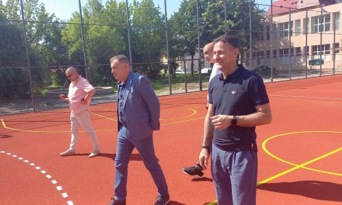 Primarul Gentea, o nouă promisiune îndeplinită! Teren modern de sport în Piteşti