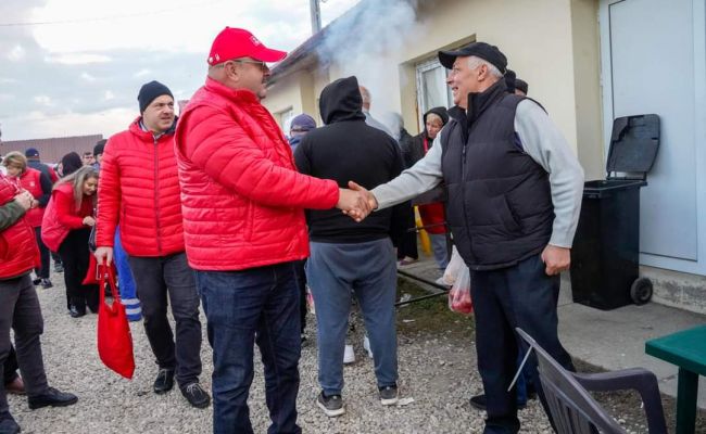 Ion Mînzînă, președintele Consiliului Județean și al PSD Argeș, a fost astăzi din nou împreună cu echipa PSD în târgul de la Ștefan cel Mare