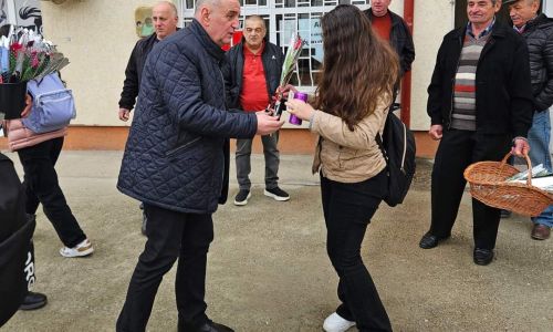 Primarul Nicolae Velcea a oferit mărțișoare doamnelor și domnișoarelor