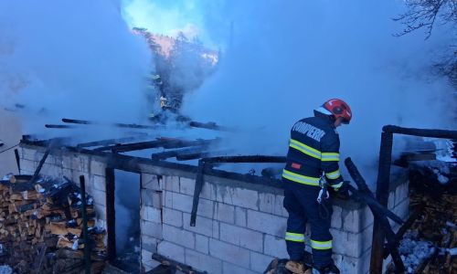 ACUM! Incendiu puternic într-o GOSPODĂRIE din Argeș!