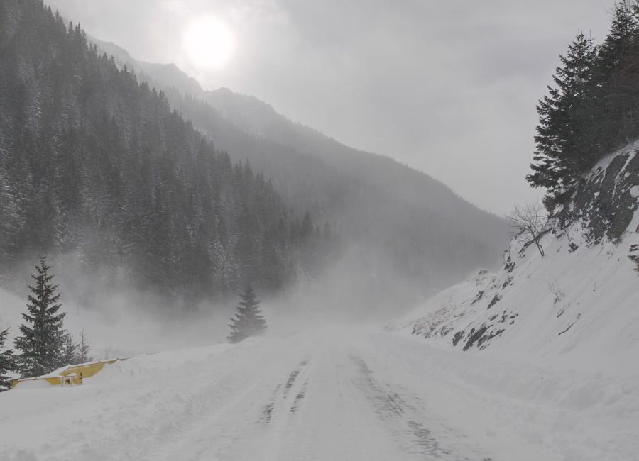 Risc de avalanșă în zonele montane din Argeș!
