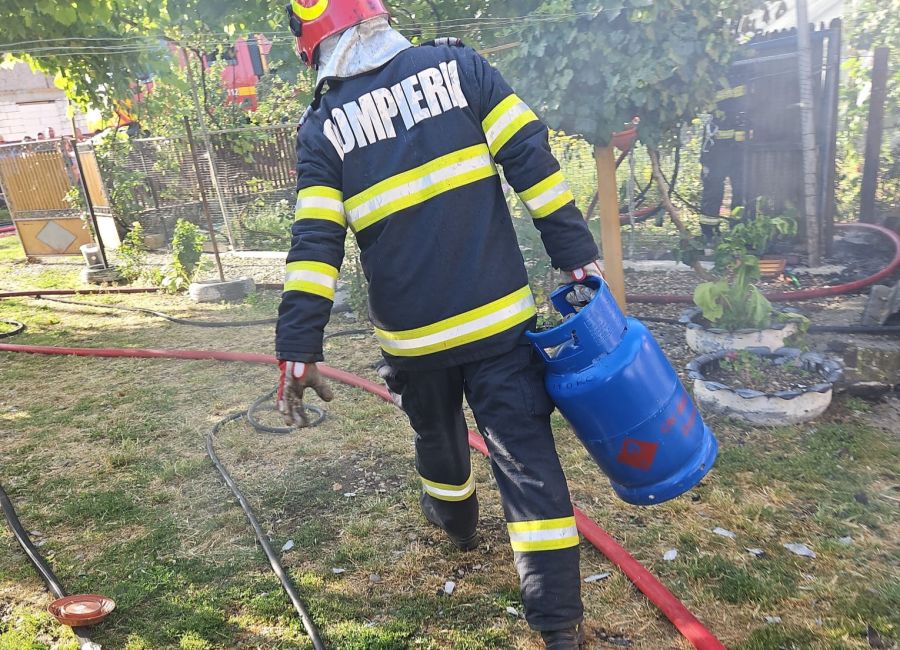 Incendiu într-o gospodărie din Argeș!