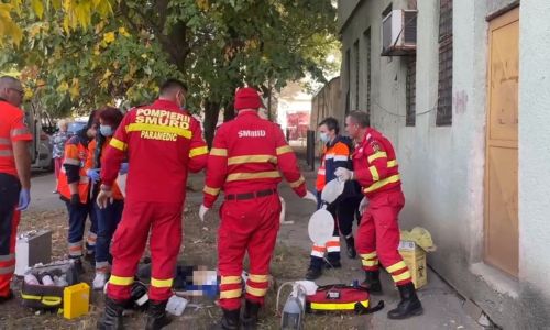 ACUM! Bărbat MORT după ce a căzut de la etajul 3 al unui bloc din Pitești