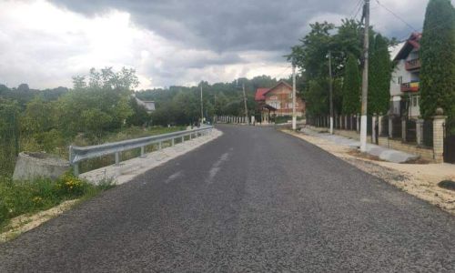Lucrări de asfaltare pe mai multe drumuri din Argeș