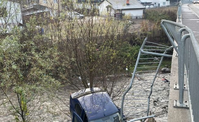 Accident GRAV în Argeș! O mașină a căzut de pe un pod