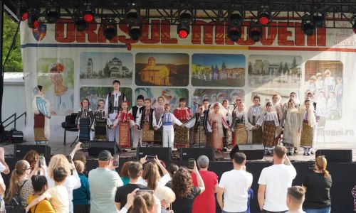 Sărbătoarea Primăverii, Muncii și Bucuriei – Prima seară încheiată cu joc și voie bună!
