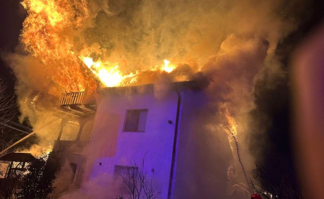 ACUM! INCENDIU URIAȘ într-o comună din Argeș!