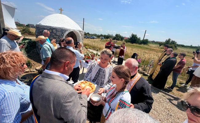 Moment emoționant în comuna Bradu! A fost sfințită o troiță!