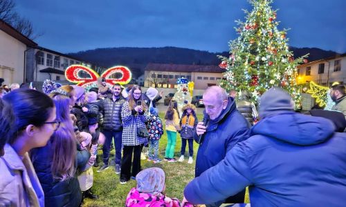 Magie la Ștefănești! A fost aprins iluminatul festiv