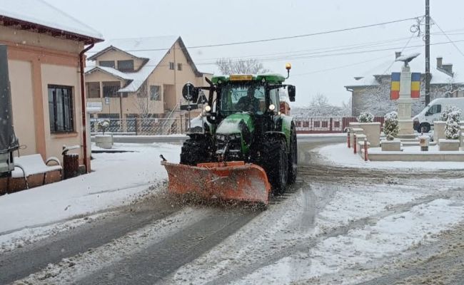 La Ștefănești se lucrează la deszăpezirea drumurilor!
