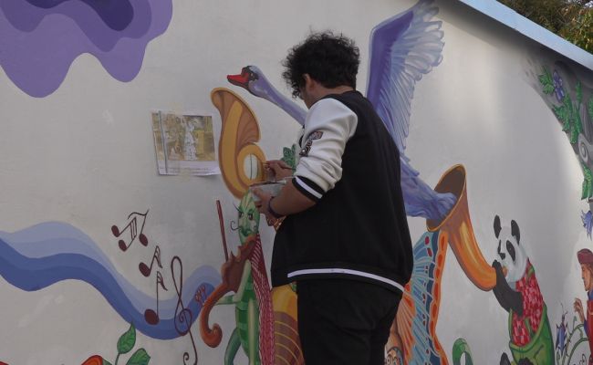 Elevii Liceului "Dinu Lipatti" au pictat locul de joacă de la Spitalul de Pediatrie