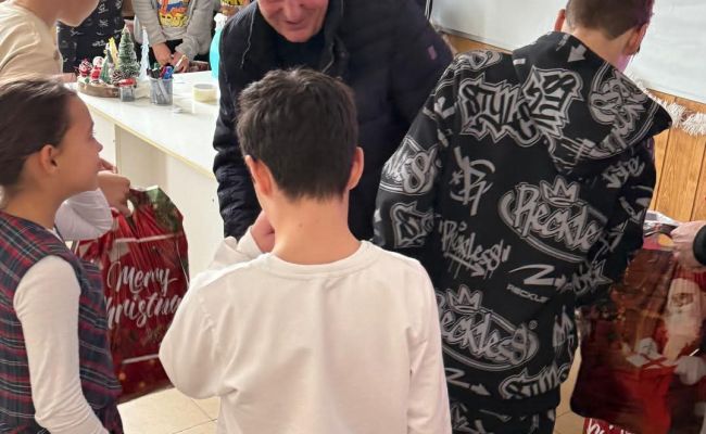 Primarul Nicolae Velcea a oferit daruri copiilor din Ștefănești!