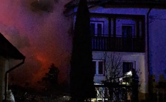 Incendiu URIAȘ în Argeș! Trei case făcute SCRUM