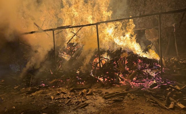 Incendiu URIAȘ într-o GOSPODĂRIE din Argeș!