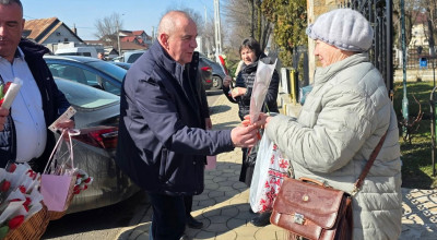Primarul Nicolae Velcea a oferit flori doamnelor și domnișoarelor!
