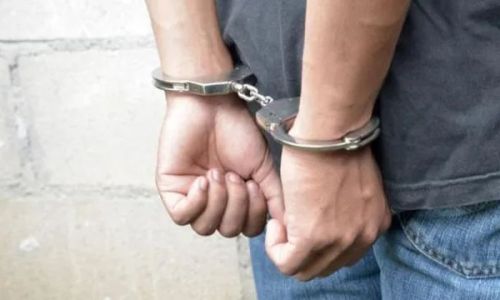 Tânăr din Argeș, ARESTAT după ce și-a agresat iubita și a lovit un polițist