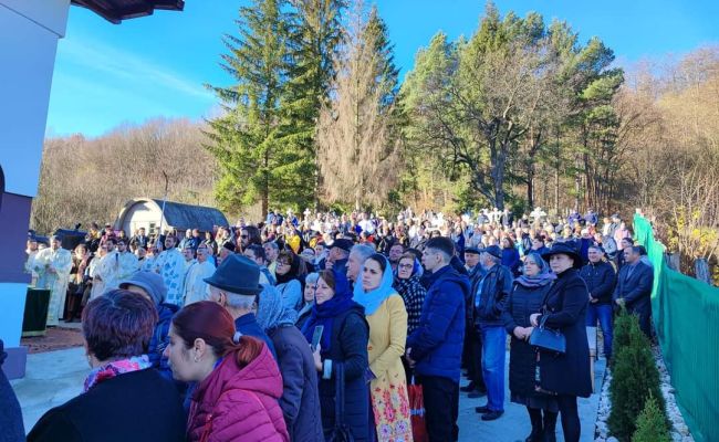 Momente emoționante în comuna Bogați! A fost sfințită biserica din satul Godinaci