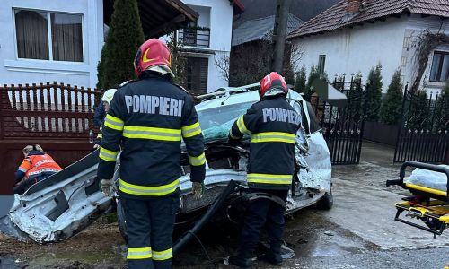 Accident GRAV în Argeș! A intrat cu mașina într-un cap de pod