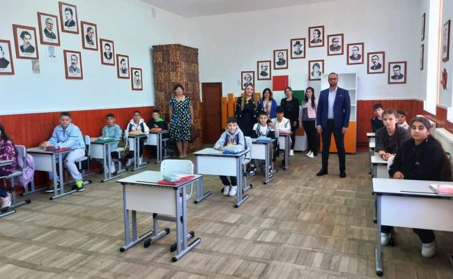 Clipe de bucurie la inceperea noului an școlar în comuna Corbi