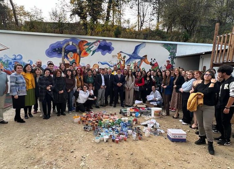 Elevii Liceului "Dinu Lipatti" au pictat locul de joacă de la Spitalul de Pediatrie