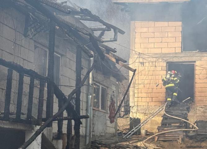 ACUM! ARDE o casă în Argeș!