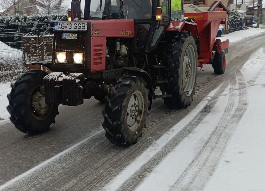 La Ștefănești se lucrează la deszăpezirea drumurilor!