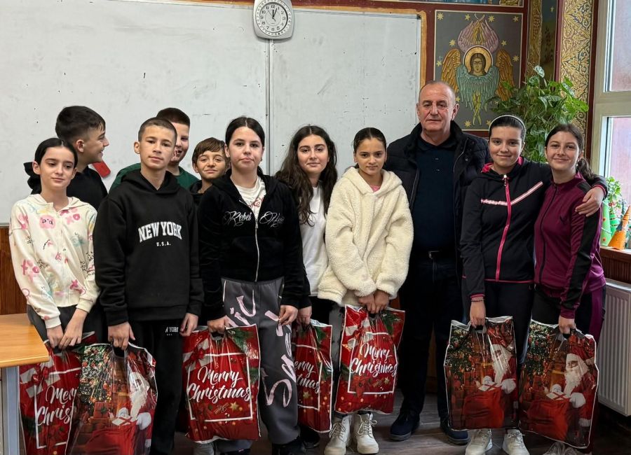Primarul Nicolae Velcea a oferit daruri copiilor din Ștefănești!