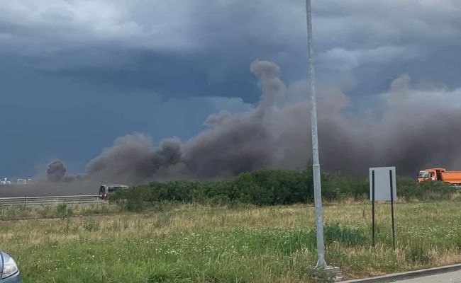 ACUM! INCENDIU la o FABRICĂ din Argeş