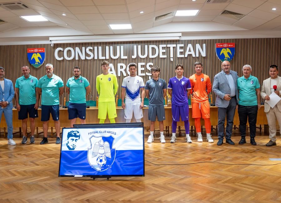 500 de tineri fotbaliști de la FC Argeș au primit echipamente noi de joc, printr-un proiect cofinanțat de Consiliul Județean Argeș