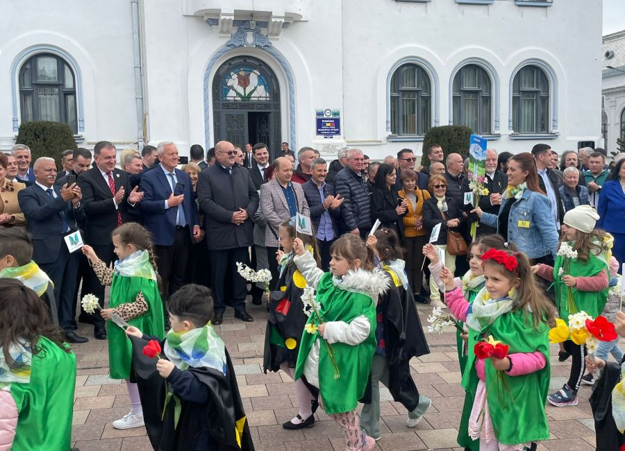 A început Parada Florilor în Centrul Piteştiului