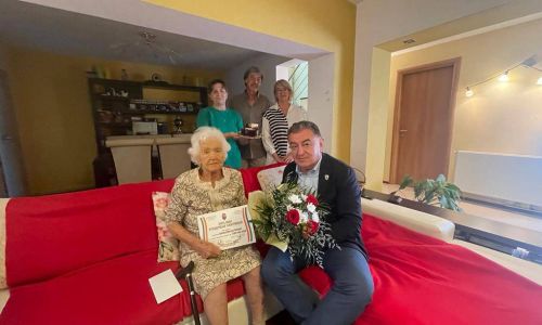 Primarul Gentea, surpriză pentru o bătrână din Piteşti care a împlinit 100 de ani