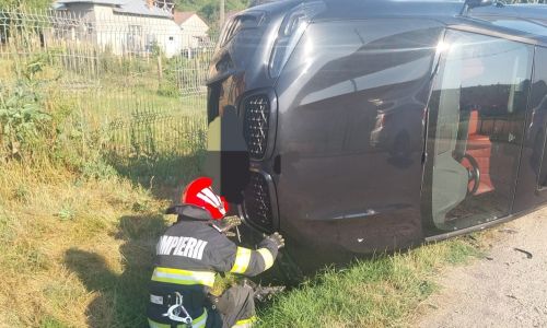 Accident în Argeș! Un bolid de lux a ajuns în șanț!