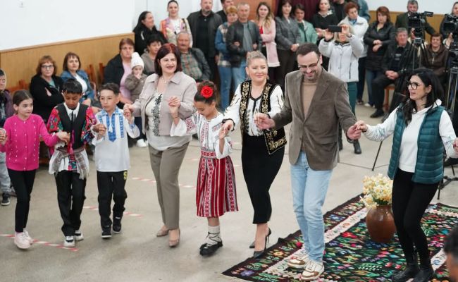“Hora Florilor” – sărbătoare de suflet la Mihăești!