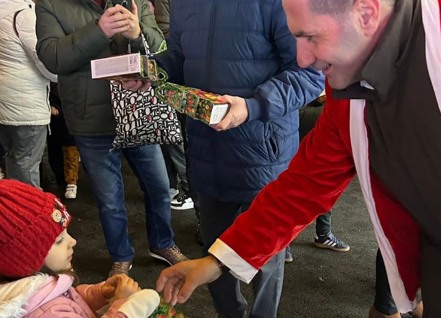 Comuna Bradu este gata de sărbătorile de iarnă! Primarul Dan Stroe a aprins iluminatul festiv!