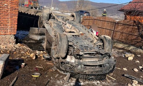 Accident în Argeș! S-a RĂSTURNAT cu mașina în curtea unei gospodării