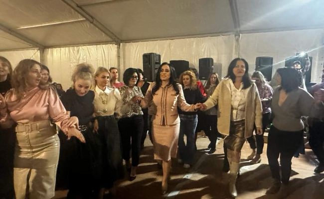 Ion Mînzînă și ministrul Simona Bucura Oprescu, de Ziua Femeii, la Mărăcineni