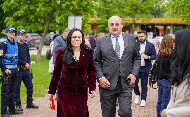 Ministrul Simona Bucura-Oprescu, președintele CJ Argeș Ion Mînzînă și primarul Cristian Gentea s-au întâlnit cu angajatorii și candidații de la Bursa Locurilor de Muncă de la Pitești! Argeșul se dezvoltă prin investiții majore care aduc locuri de muncă pl