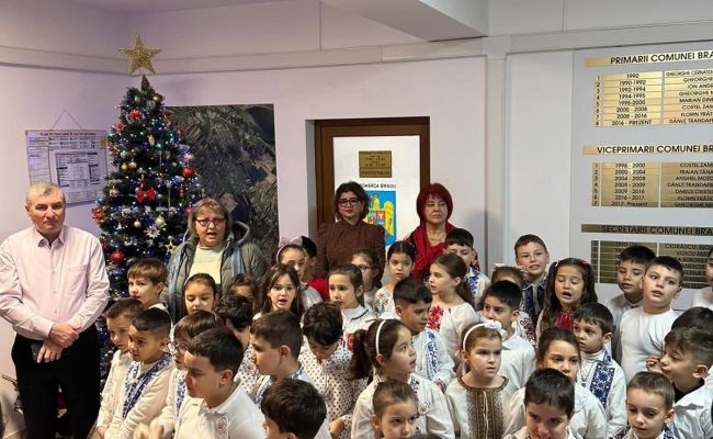 Primăria Bradu a răsunat de glasurile colindătorilor!