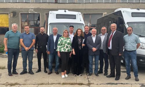 Ultimele microbuze electrice școlare, distribuite astăzi în județul Argeș
