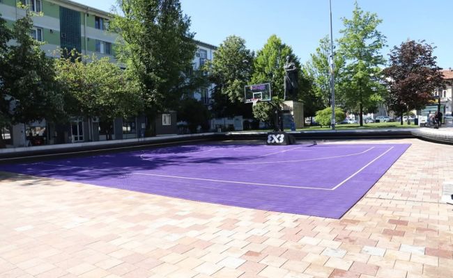 Un teren de baschet a fost inaugurat în centrul municipiului Pitești!