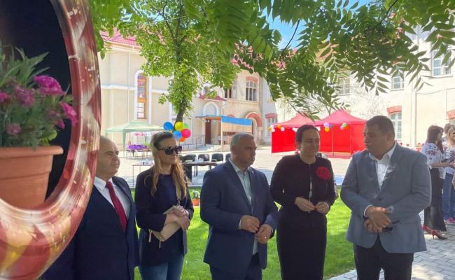Ministrul Simona Bucura-Oprescu: "Copilăria este mâna întinsă de Dumnezeu către Pământ"