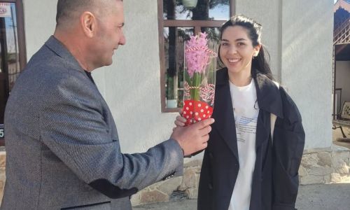 Primarul Dan Stroe a oferit flori doamnelor și domnișoarelor