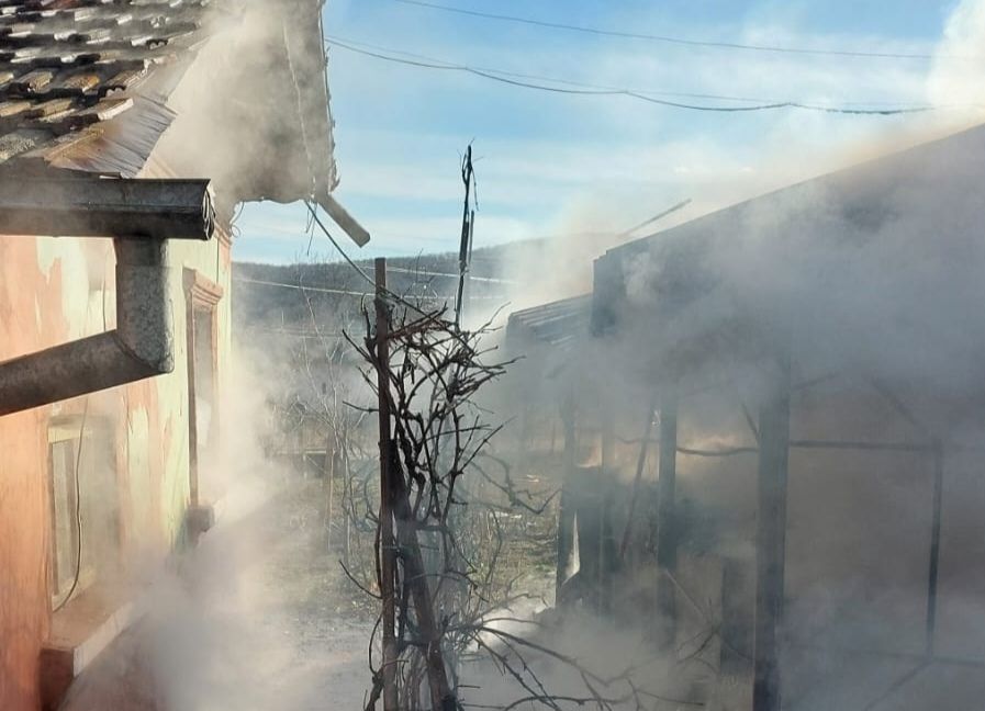 Incendiu într-o GOSPODĂRIE din Argeș