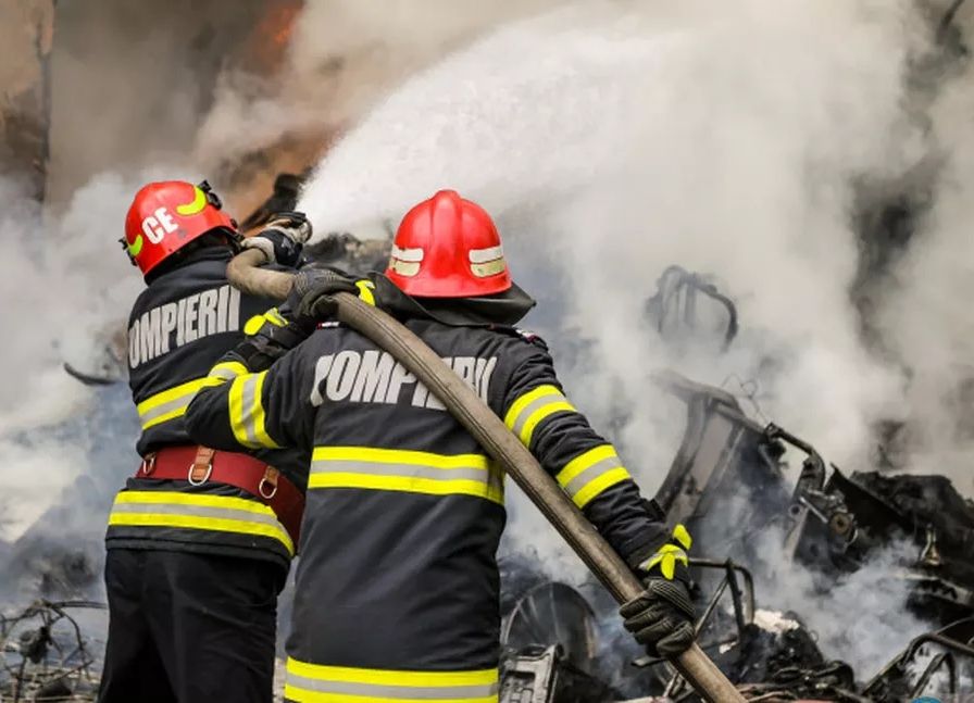 ACUM! INCENDIU într-o COMUNĂ din Argeș!
