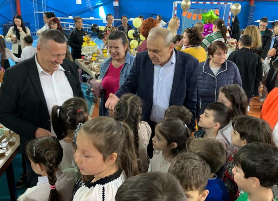 Târg antreprenorial organizat de elevii Şcolii Gimnaziale 'Liviu Rebreanu'