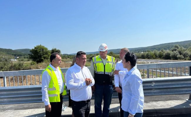 Podul cu cel mai înalt arc din România care leagă Mioveniul de Davidești, aproape de deschidere. Testele de rezistență, trecute cu brio!