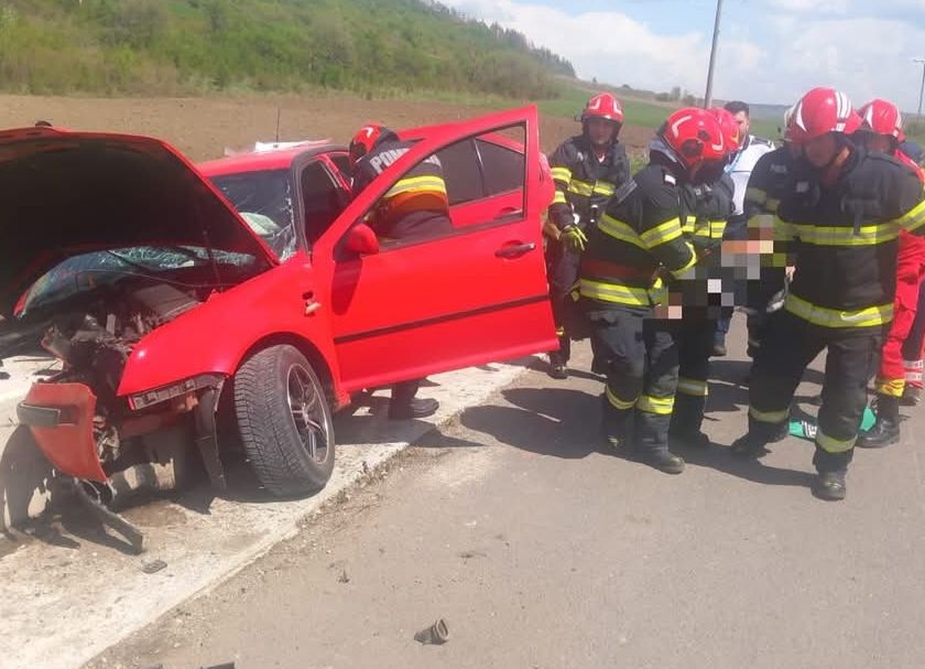 ACUM! Accident cu TREI MAȘINI în Argeș!